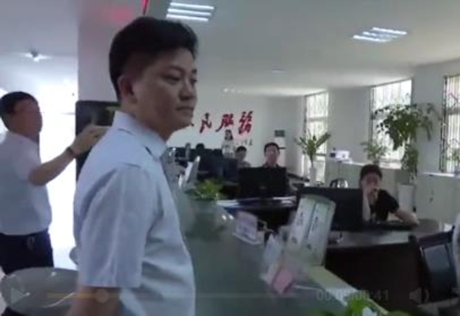 戴耳机听歌被辞退 领导暗访一连质问遭漠视