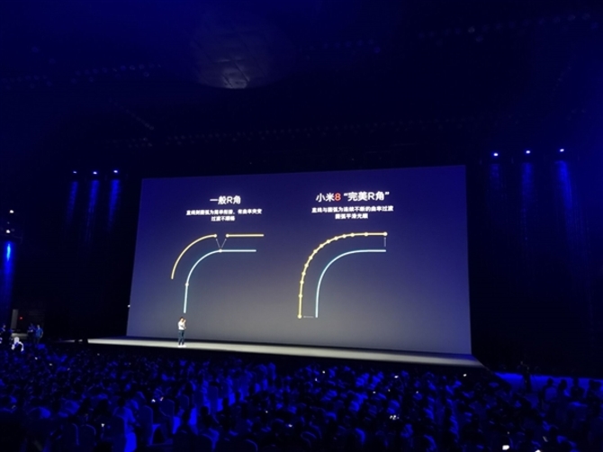 小米8首发亮相：6.21英寸“刘海屏”/四种配色